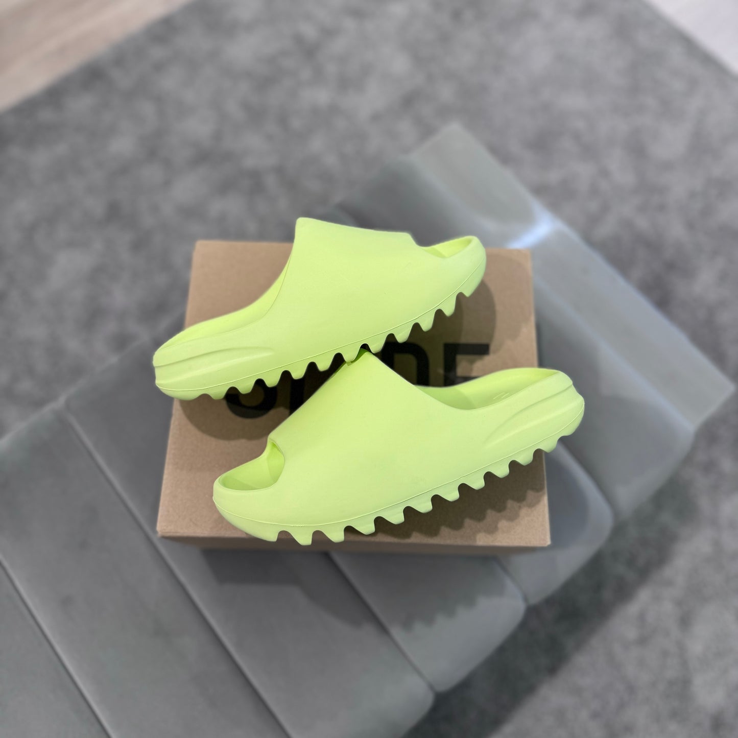 YEEZY SLIDE 'GLOW'